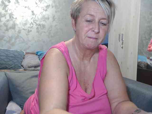 LovePinkLilli webcam