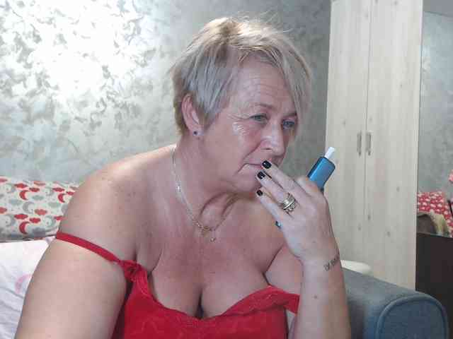 LovePinkLilli webcam