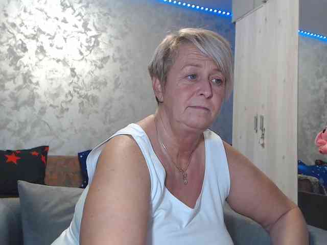 LovePinkLilli webcam