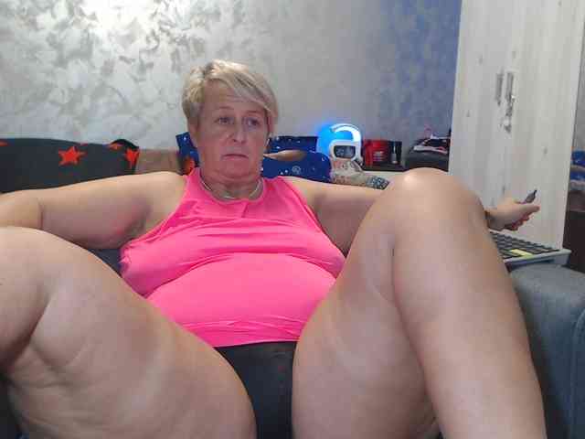 LovePinkLilli webcam