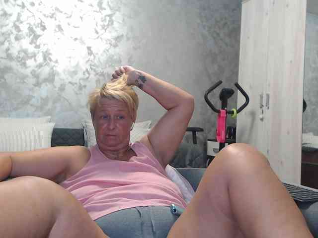 LovePinkLilli webcam