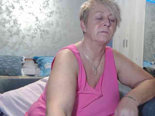 LovePinkLilli webcam