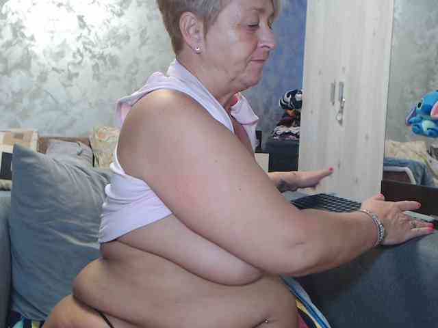 LovePinkLilli webcam