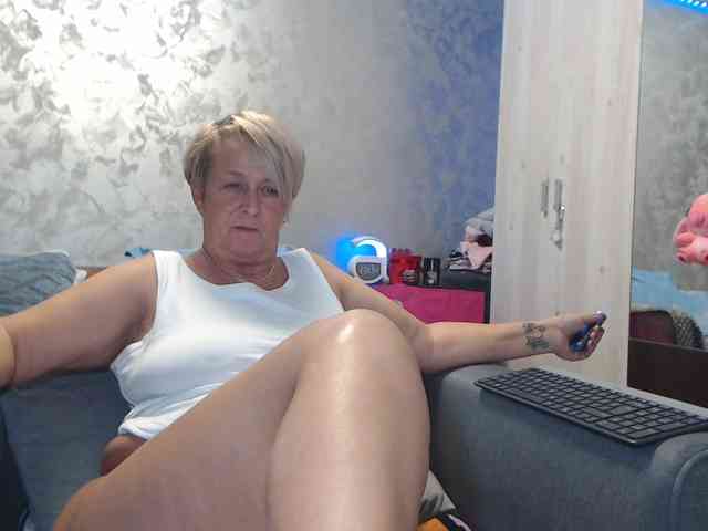 LovePinkLilli webcam