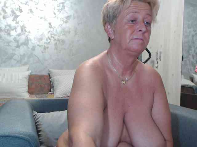LovePinkLilli webcam