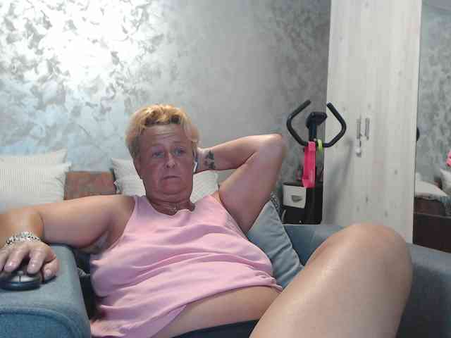 LovePinkLilli webcam