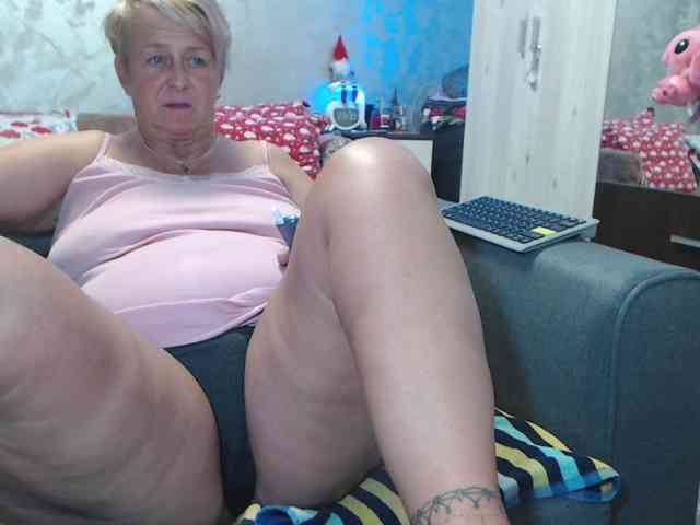 LovePinkLilli webcam