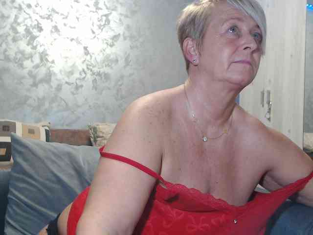 LovePinkLilli webcam