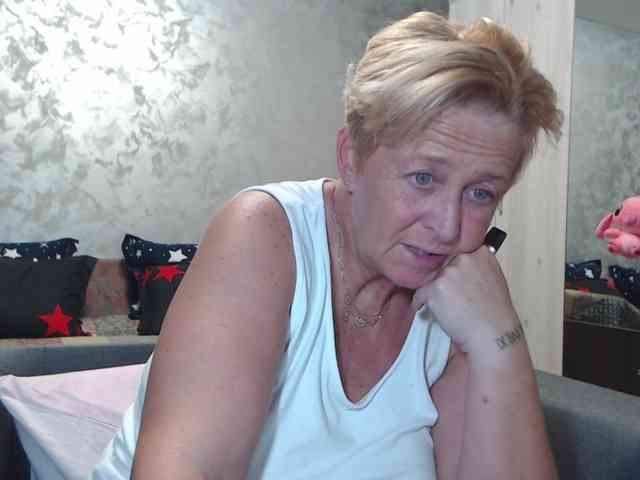 LovePinkLilli webcam