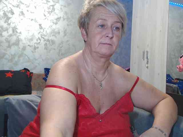 LovePinkLilli webcam