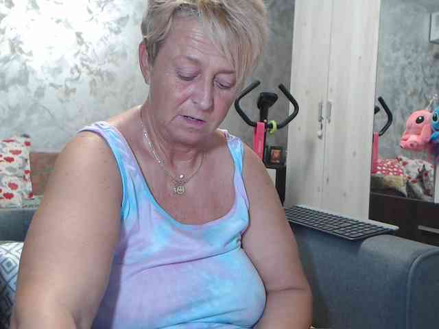 LovePinkLilli webcam