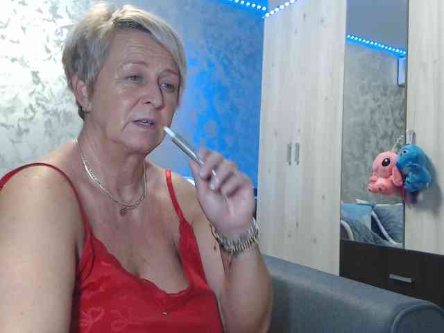 LovePinkLilli webcam