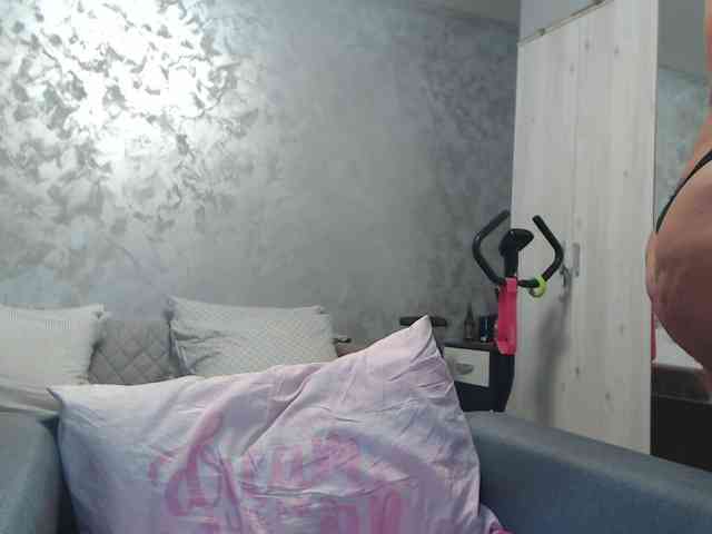 LovePinkLilli webcam