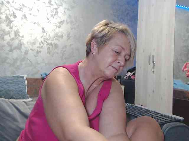 LovePinkLilli webcam