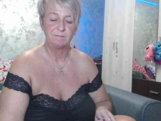 LovePinkLilli webcam