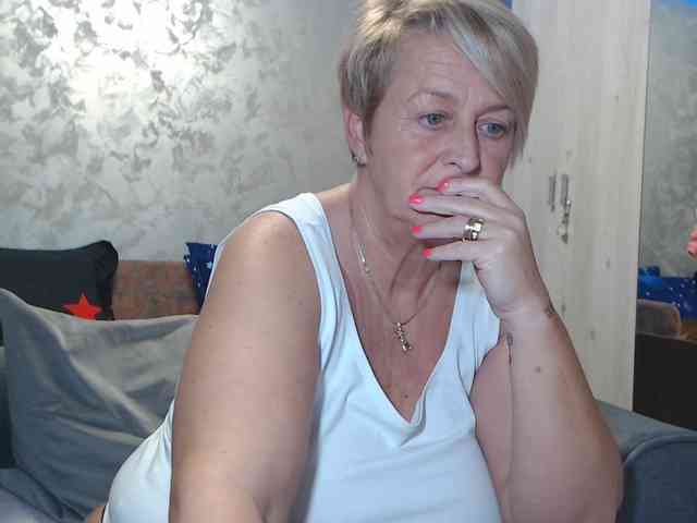 LovePinkLilli webcam