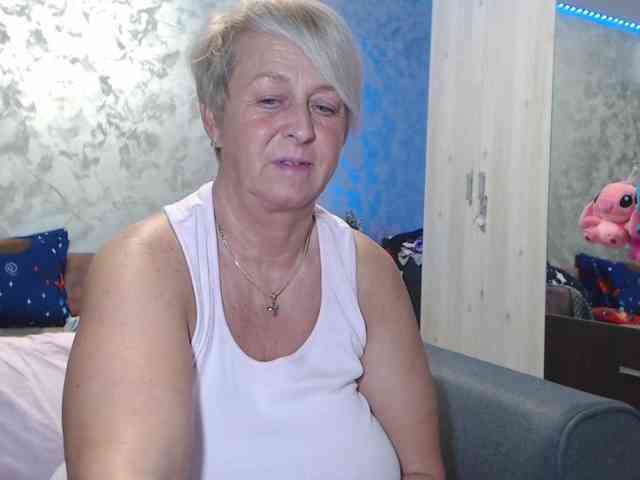 LovePinkLilli webcam