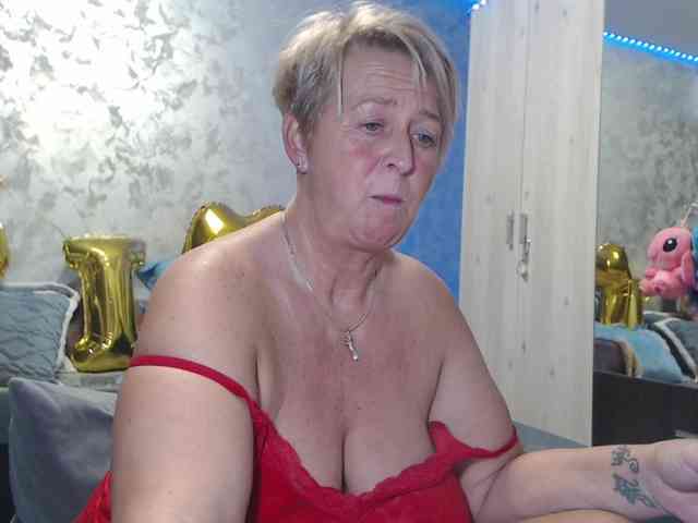 LovePinkLilli webcam