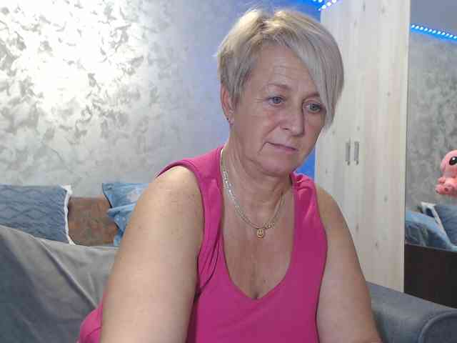 LovePinkLilli webcam