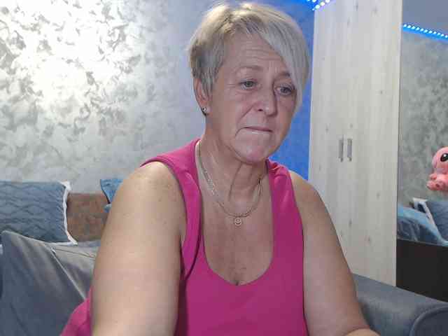 LovePinkLilli webcam