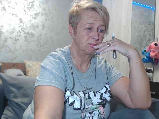 LovePinkLilli webcam