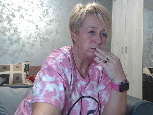 LovePinkLilli webcam