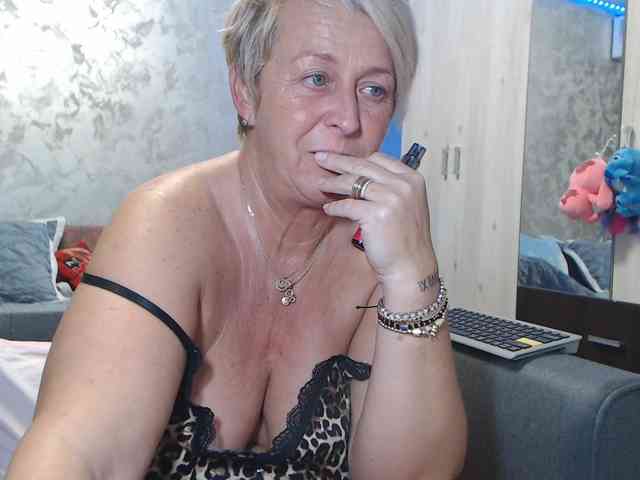 LovePinkLilli webcam