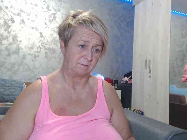 LovePinkLilli webcam