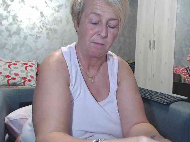 LovePinkLilli webcam