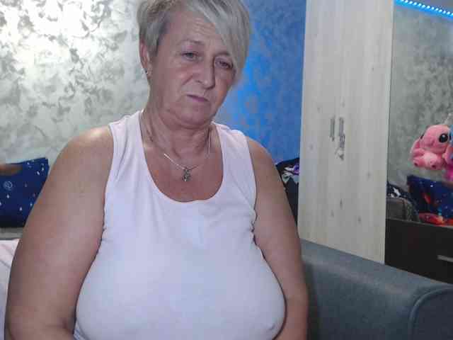 LovePinkLilli webcam