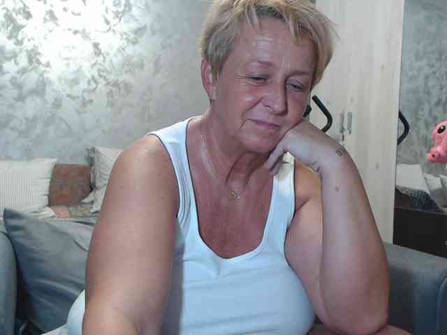 LovePinkLilli webcam