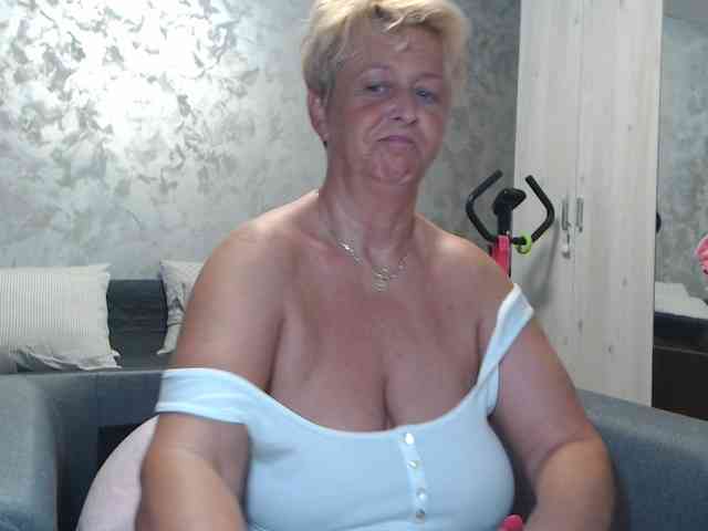 LovePinkLilli webcam