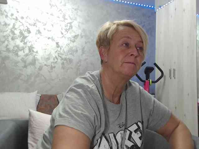 LovePinkLilli webcam