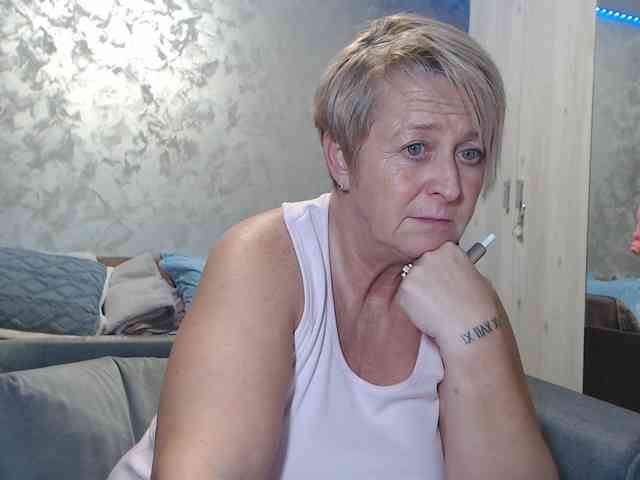 LovePinkLilli webcam