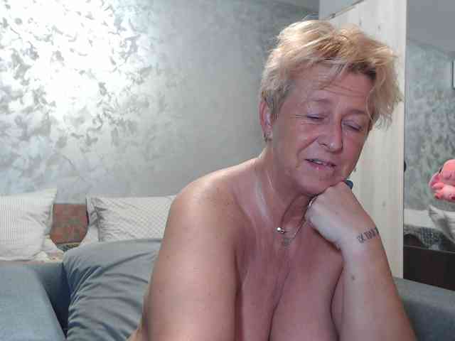 LovePinkLilli webcam