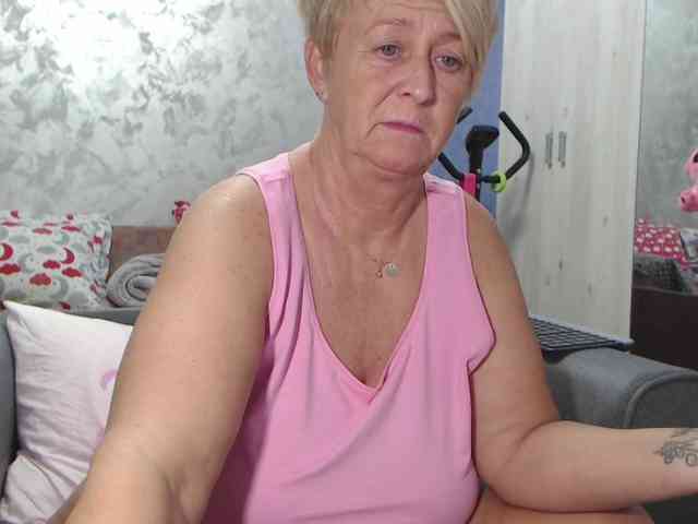 LovePinkLilli webcam