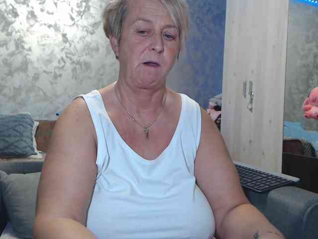 LovePinkLilli webcam