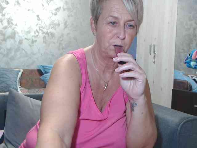 LovePinkLilli webcam