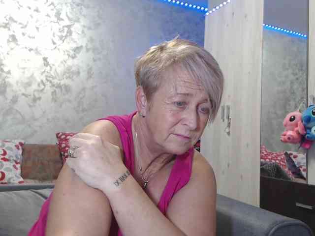 LovePinkLilli webcam