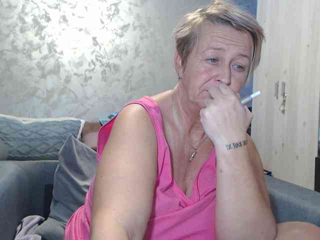 LovePinkLilli webcam