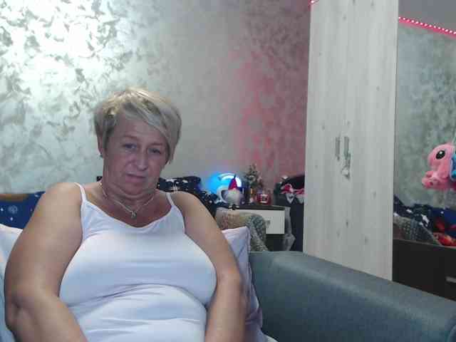 LovePinkLilli webcam