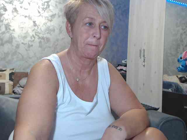 LovePinkLilli webcam