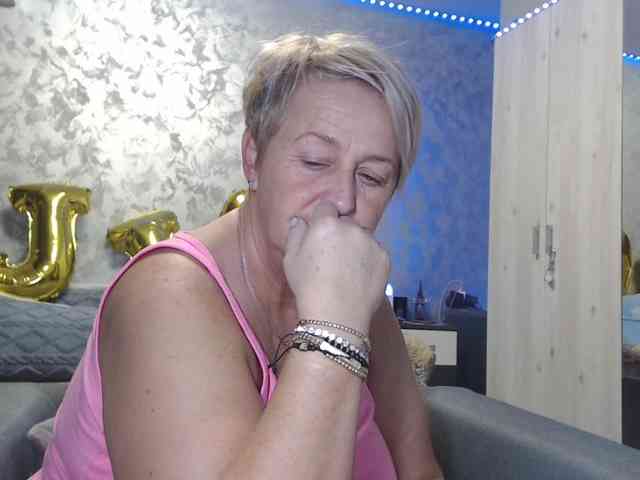 LovePinkLilli webcam