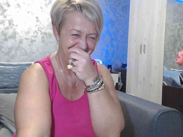 LovePinkLilli webcam