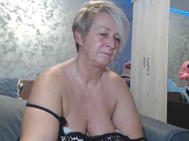 LovePinkLilli webcam