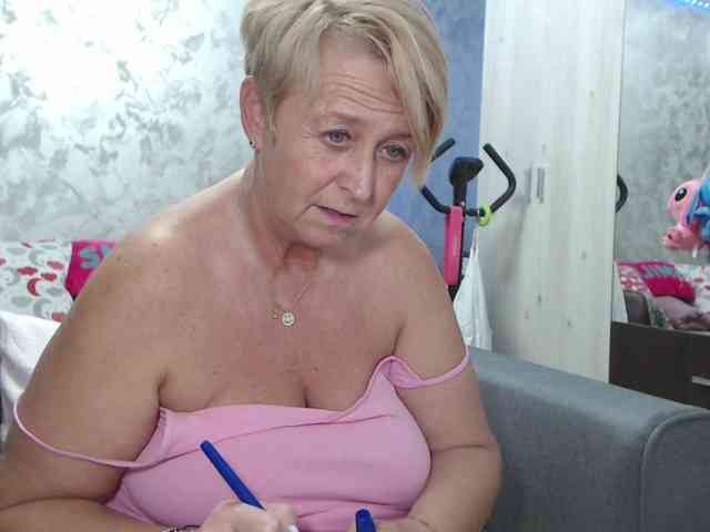 LovePinkLilli webcam