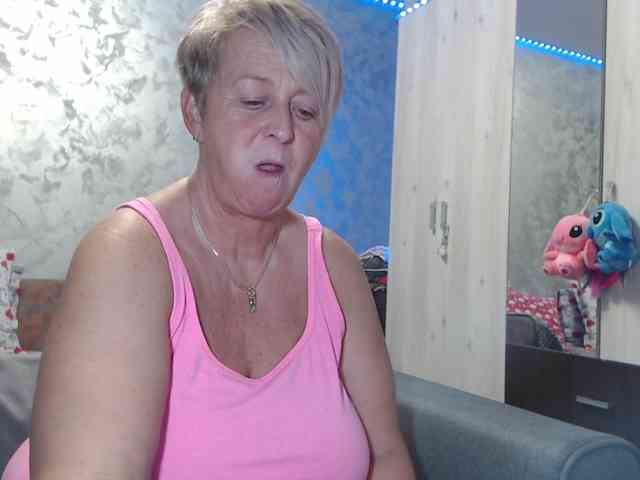 LovePinkLilli webcam