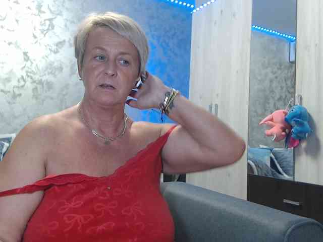 LovePinkLilli webcam