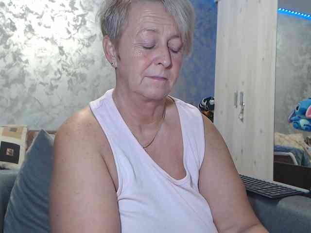 LovePinkLilli webcam