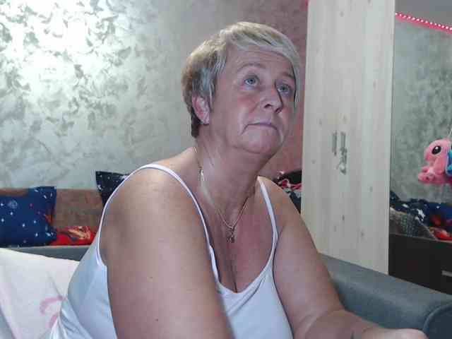 LovePinkLilli webcam